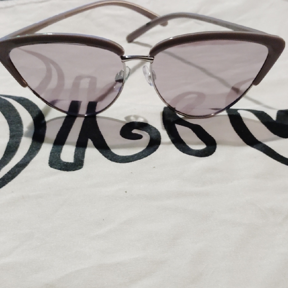 Elegant Brown Cat-Eye Sunglasses